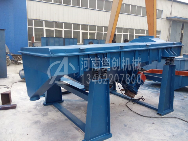 直線振動篩技術(shù)參數(shù)采用低速搖動原理保證了設(shè)備的使用壽命