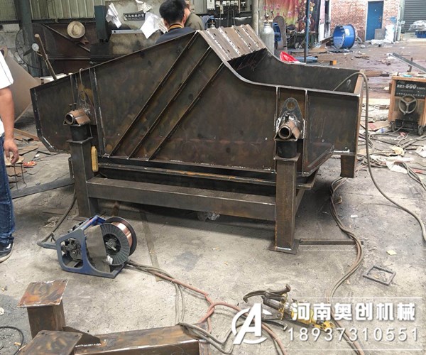 一小時生產(chǎn)100噸的洗砂生產(chǎn)線一般使用多少型號的振動脫水篩？