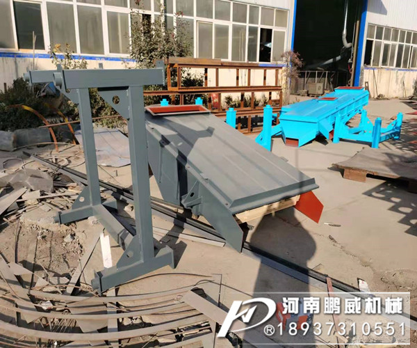 小型直線運(yùn)動(dòng)振動(dòng)篩突然料跑邊一邊去是什么原因？