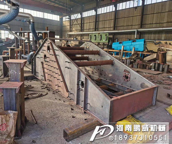 砂石振動篩激振源一直往外甩油是什么原因？