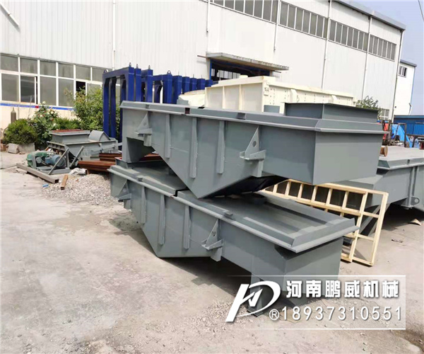 如何選擇直線振動(dòng)篩的型號(hào)大?。? />
	</p>
	<p>
		直線振動(dòng)篩的傾斜角度直線振動(dòng)篩的傾斜角度是為了讓物料能夠快速的出料，所以其直線振動(dòng)篩的傾角一定要合適才行，不然直線振動(dòng)篩傾角過(guò)小就會(huì)造成物料堵塞的現(xiàn)象出現(xiàn)，而直線振動(dòng)篩的傾角過(guò)大就會(huì)造成，物料的篩分精度達(dá)不到，所以其篩面的傾角一定要適量。
	</p>
物料的性質(zhì)直線振動(dòng)篩能夠篩分的物料有很多種，其物料不同性質(zhì)的篩分就要選擇不同的材質(zhì)，例如：一些有腐蝕性的物料，或是一些醫(yī)藥類食品類的物料的篩分，就要考慮設(shè)備的使用壽命以及物料的干凈度，所以就要選擇不銹鋼直線振動(dòng)篩所以物料的性質(zhì)也會(huì)影響到直線振動(dòng)篩的選擇。<br />
</p>
    </div>
    <div   id=